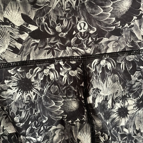 NEW LULULEMON Wunder Under Leggings! - Picture 5 of 6